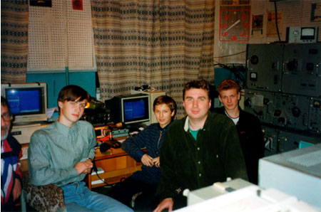 Some of the RZ1AWO club members who entered all paper logs into the computers for analysis: Boris UA1AAF (left edge), two unlicensed enthusiasts, Vlad RW1AC, Mikhail RA1ARJ (right).
